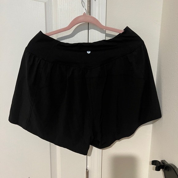 Halara double lined shorts with cross front - Picture 2 of 6